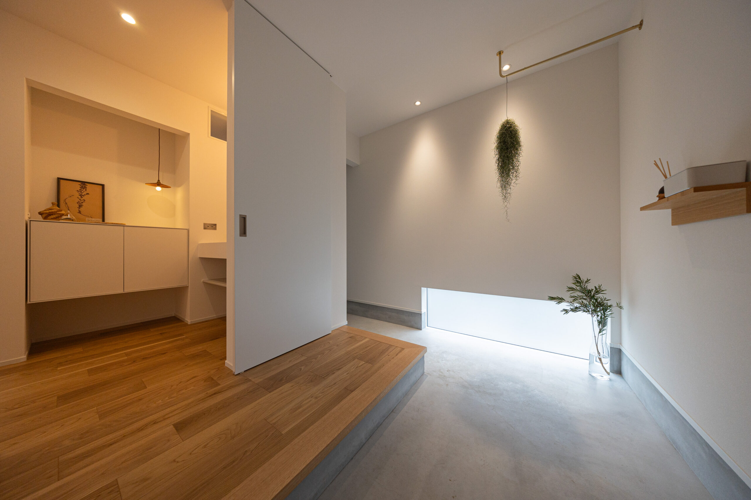 中庭のあるグレーの平屋
