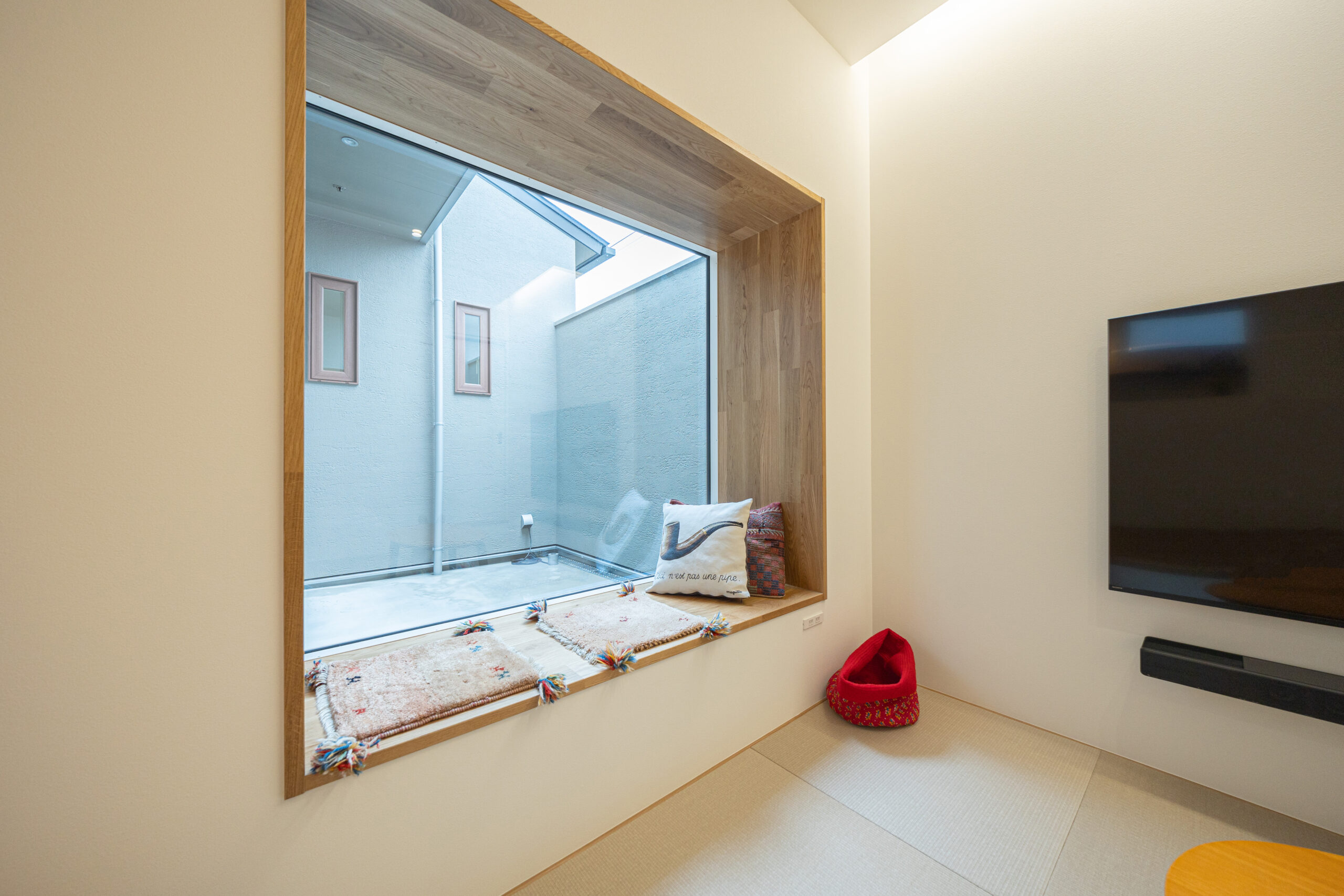 中庭のあるグレーの平屋
