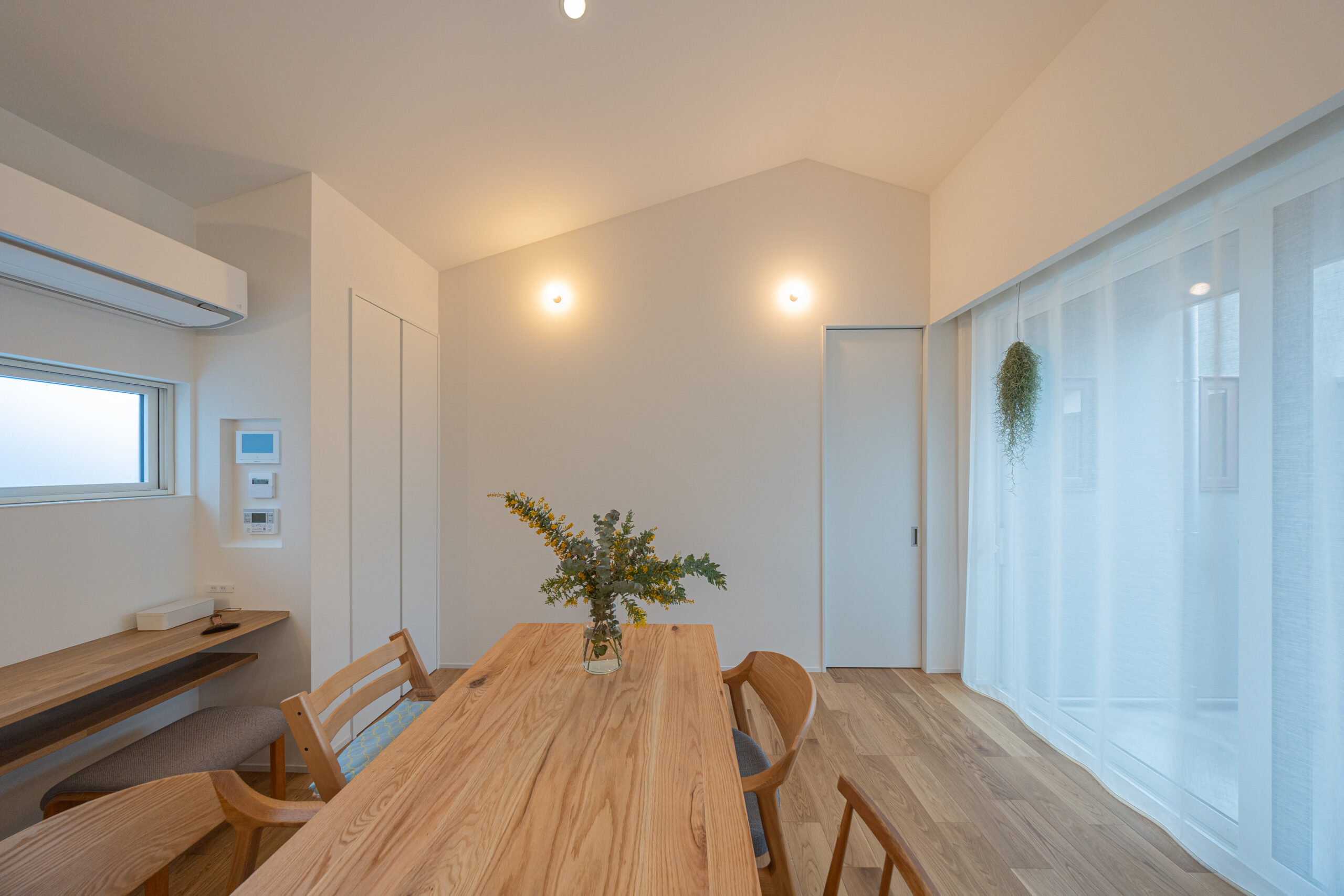 中庭のあるグレーの平屋