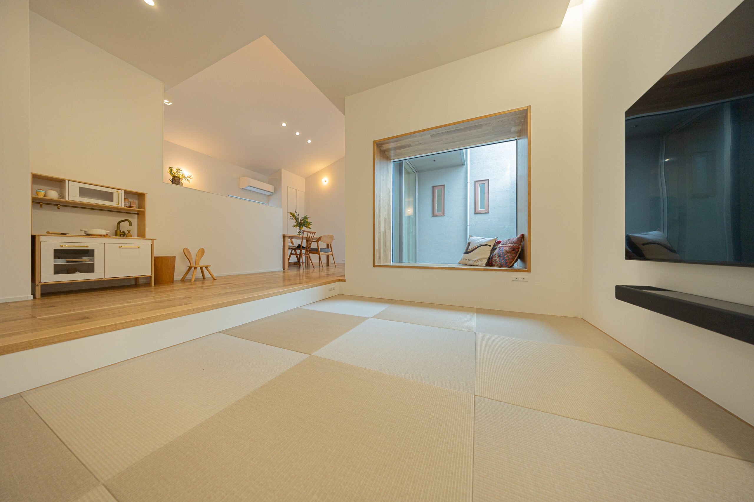 中庭のあるグレーの平屋