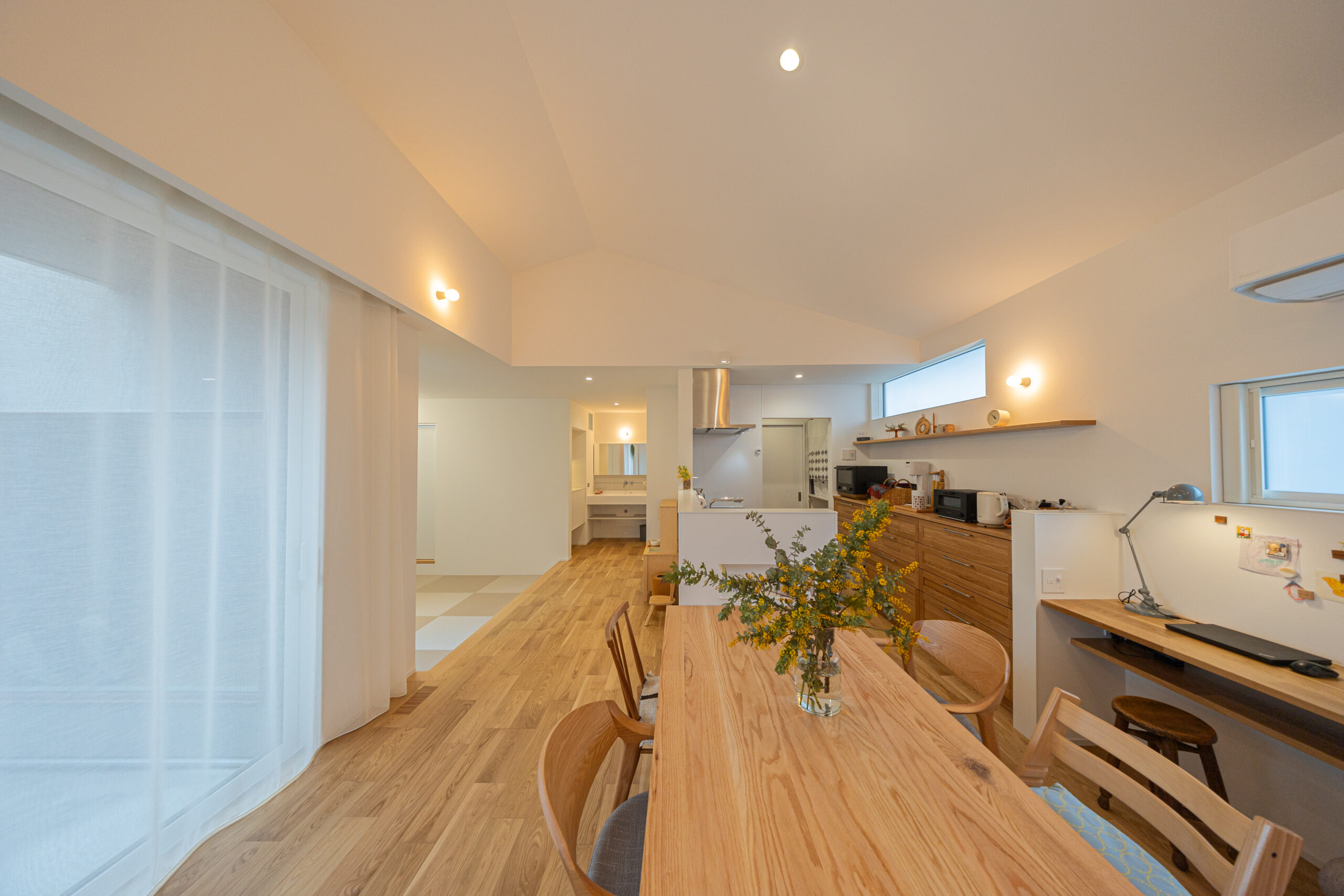 中庭のあるグレーの平屋